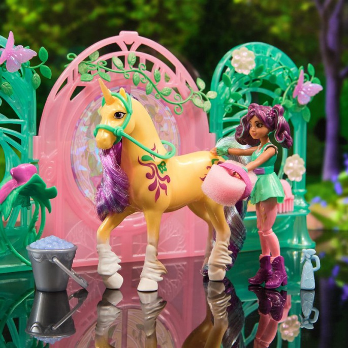 Unicorn Academy kleiner Stall mit Puppe Ava und Farbwechsel-Einhorn Leaf