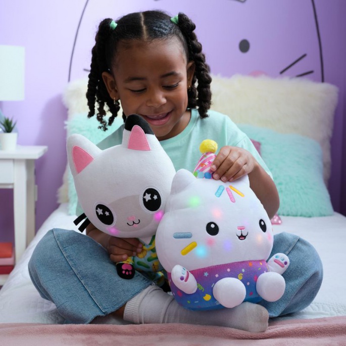 Sparset: Gabby’s Dollhouse Cakey Plüschtier mit Geräuschen + Mercat Plüschtier mit Funktion