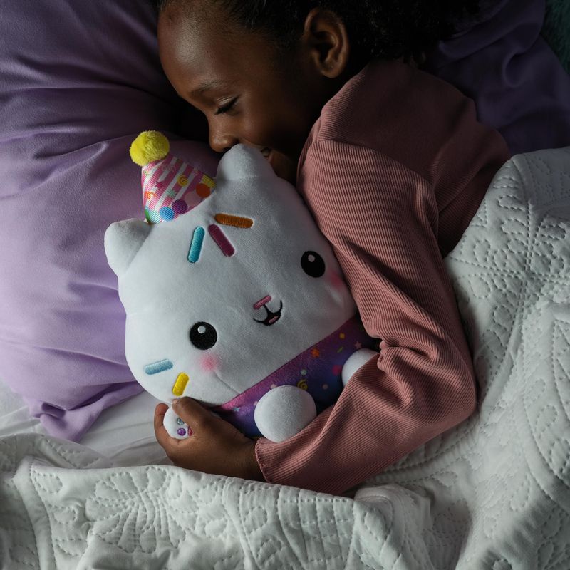 Sparset: Gabby’s Dollhouse Cakey Plüschtier mit Geräuschen + Mercat Plüschtier mit Funktion