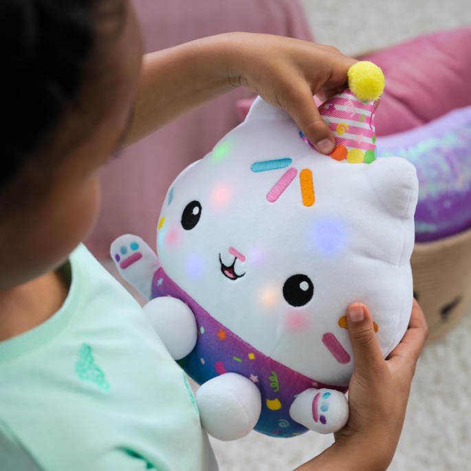 Sparset: Gabby’s Dollhouse Cakey Plüschtier mit Geräuschen + Mercat Plüschtier mit Funktion