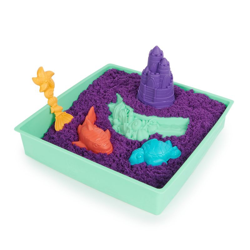 Kinetic Sand Box mit flüssigem Sand und lila Unterlage