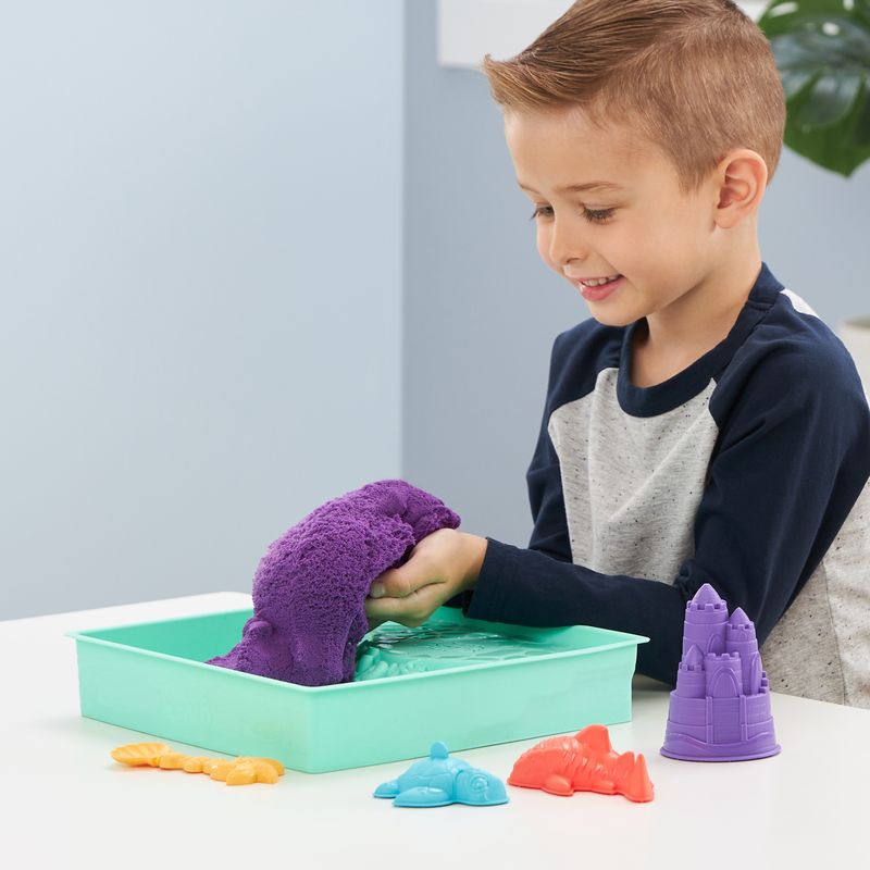 Kinetic Sand Box mit flüssigem Sand und lila Unterlage