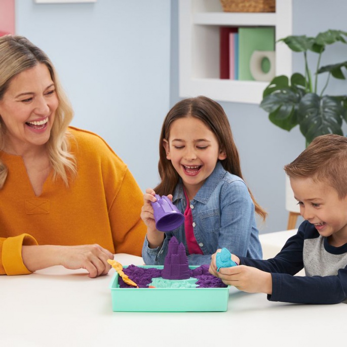 Kinetic Sand Box mit flüssigem Sand und lila Unterlage