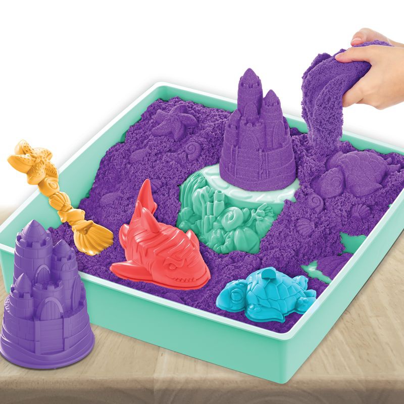 Kinetic Sand Box mit flüssigem Sand und lila Unterlage