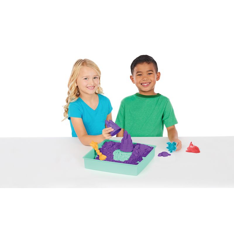 Kinetic Sand Box mit flüssigem Sand und lila Unterlage