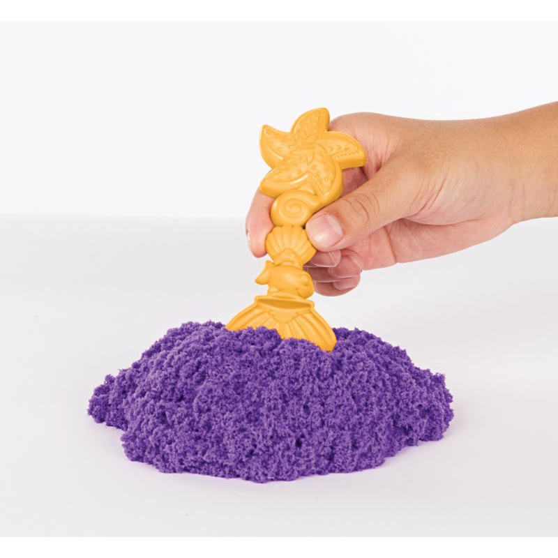 Kinetic Sand Box mit flüssigem Sand und lila Unterlage