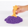 Kinetic Sand Box mit flüssigem Sand und lila Unterlage