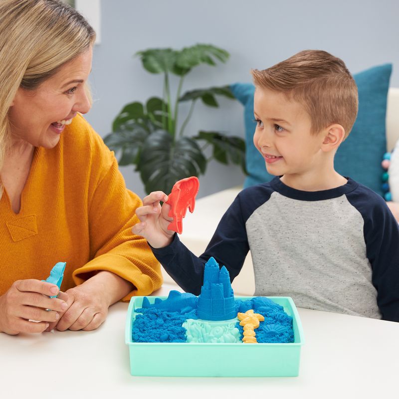 Kinetic Sand Box mit flüssigem Sand und blauer Unterlage