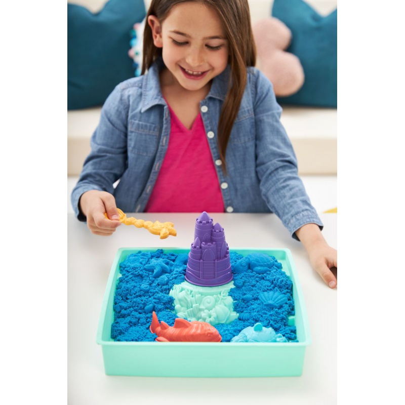 Kinetic Sand Box mit flüssigem Sand und blauer Unterlage