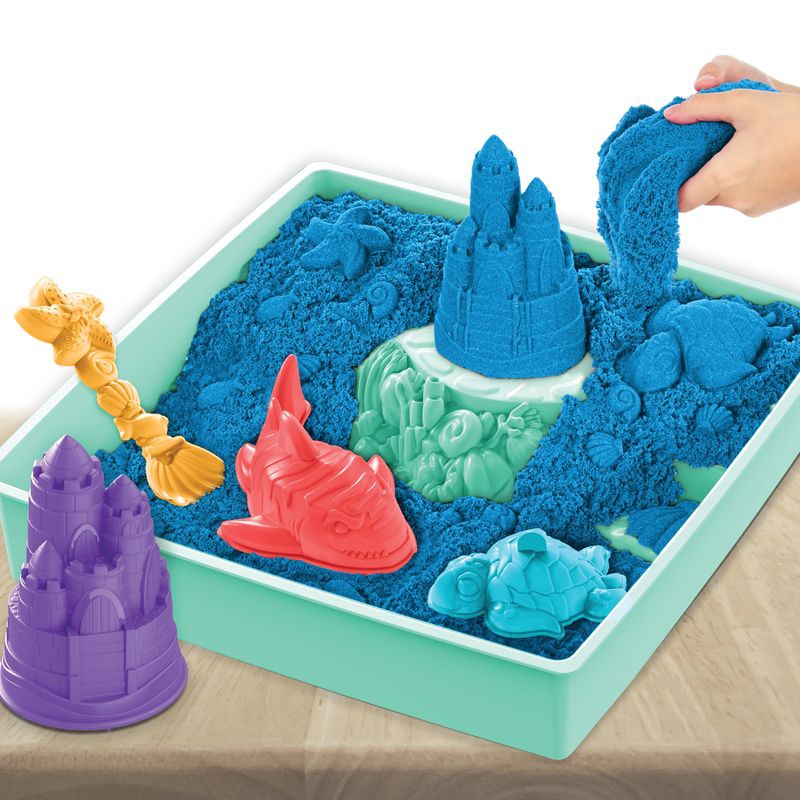 Kinetic Sand Box mit flüssigem Sand und blauer Unterlage
