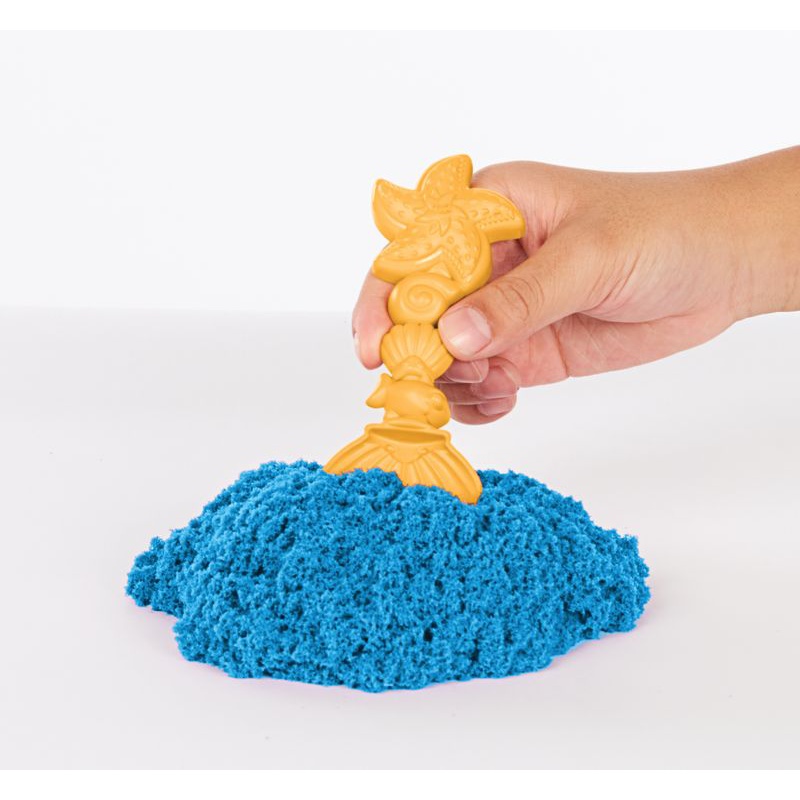 Kinetic Sand Box mit flüssigem Sand und blauer Unterlage