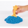 Kinetic Sand Box mit flüssigem Sand und blauer Unterlage