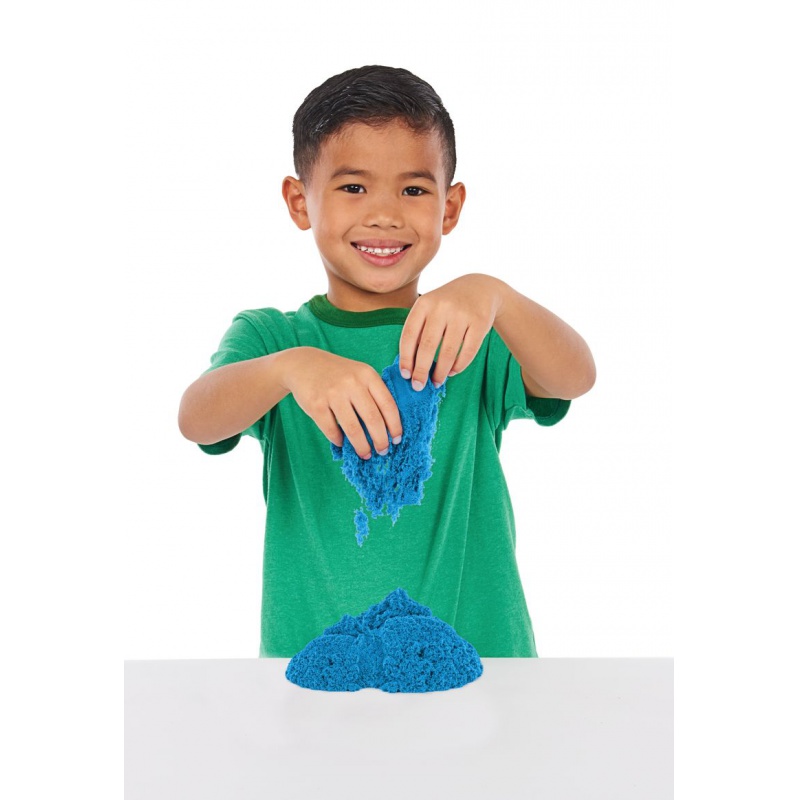 Kinetic Sand Box mit flüssigem Sand und blauer Unterlage