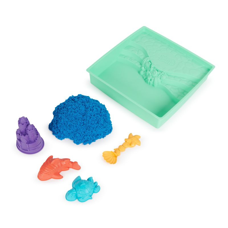 Kinetic Sand Box mit flüssigem Sand und blauer Unterlage