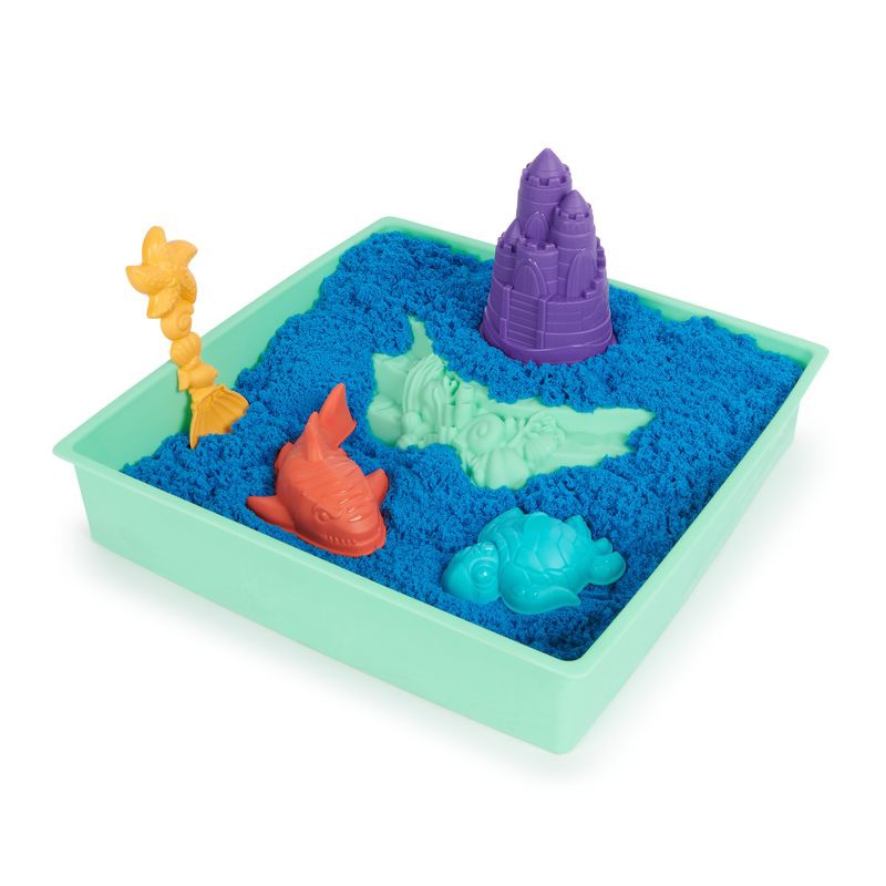Kinetic Sand Box mit flüssigem Sand und blauer Unterlage
