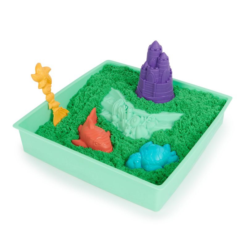 Kinetic Sand Box mit flüssigem Sand und grüner Unterlage