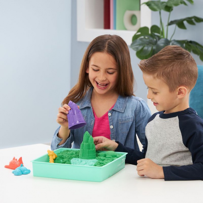 Kinetic Sand Box mit flüssigem Sand und grüner Unterlage