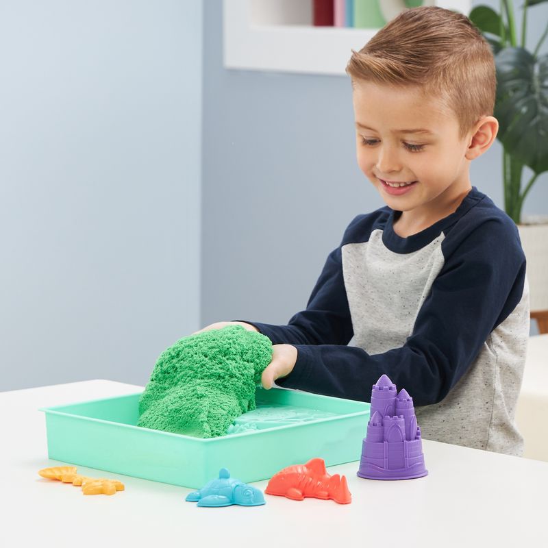 Kinetic Sand Box mit flüssigem Sand und grüner Unterlage