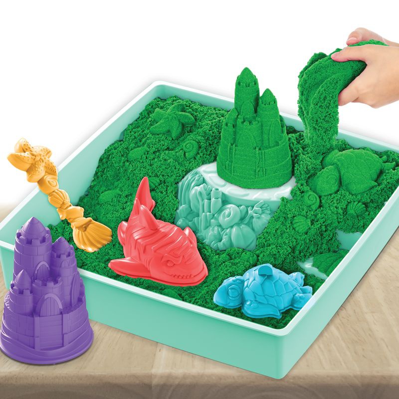 Kinetic Sand Box mit flüssigem Sand und grüner Unterlage