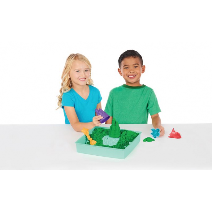 Kinetic Sand Box mit flüssigem Sand und grüner Unterlage