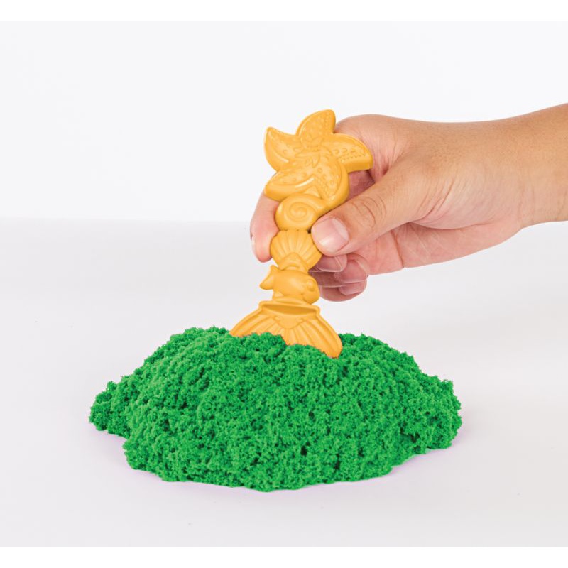 Kinetic Sand Box mit flüssigem Sand und grüner Unterlage