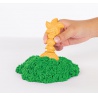 Kinetic Sand Box mit flüssigem Sand und grüner Unterlage
