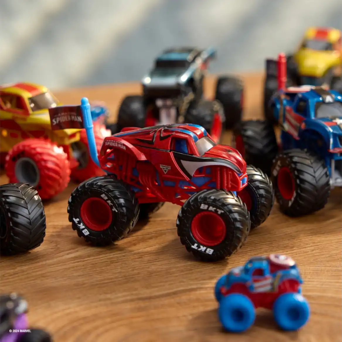 Organisiere eine unvergessliche Monster Jam-Party mit Freunden.