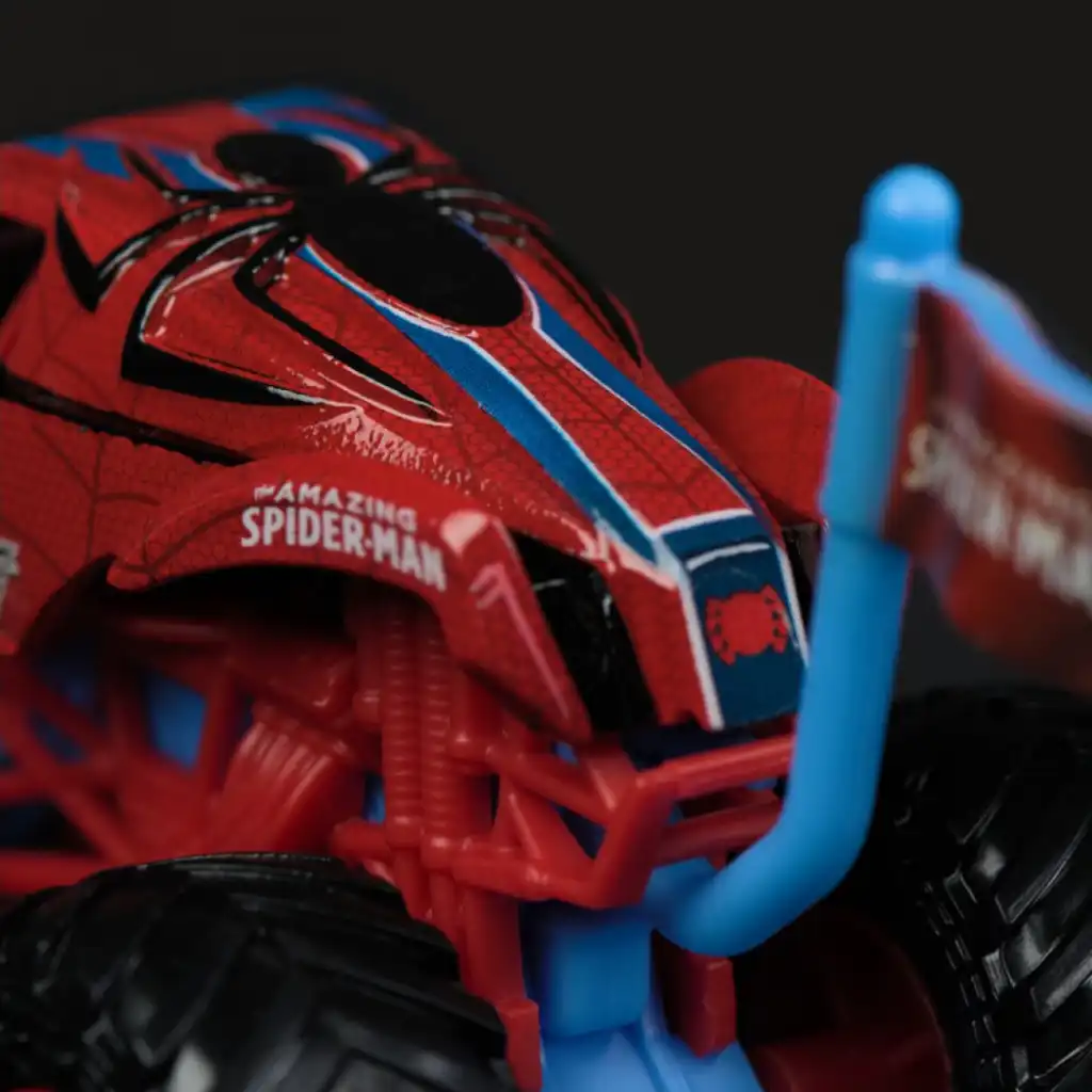 Kreiere deine eigenen epischen Stunts mit dem Monster Truck Spider-Man.
