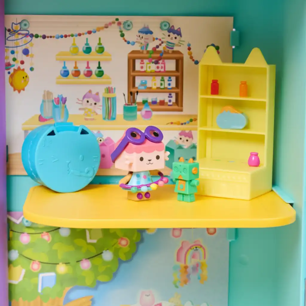 Detailreiche Verarbeitung der Figur Baby Box und ihrer kreativen Accessoires.