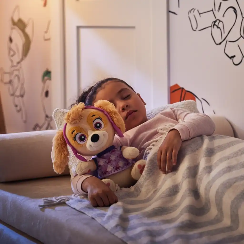 Einfache Verwandlung der Uniform in einen Schlafanzug mithilfe von Klettverschluss