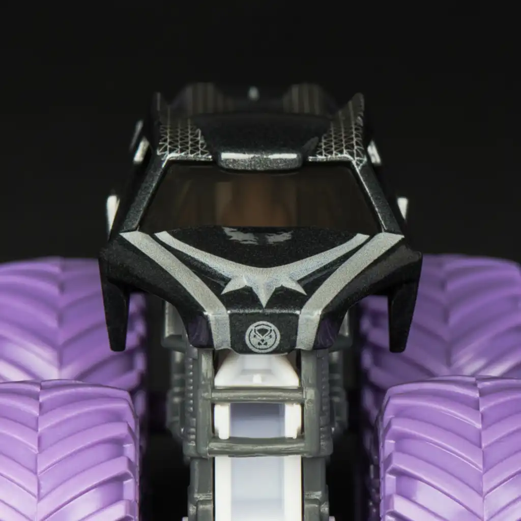 Sei kreativ und baue deine eigene Monster Jam Rennstrecke.
