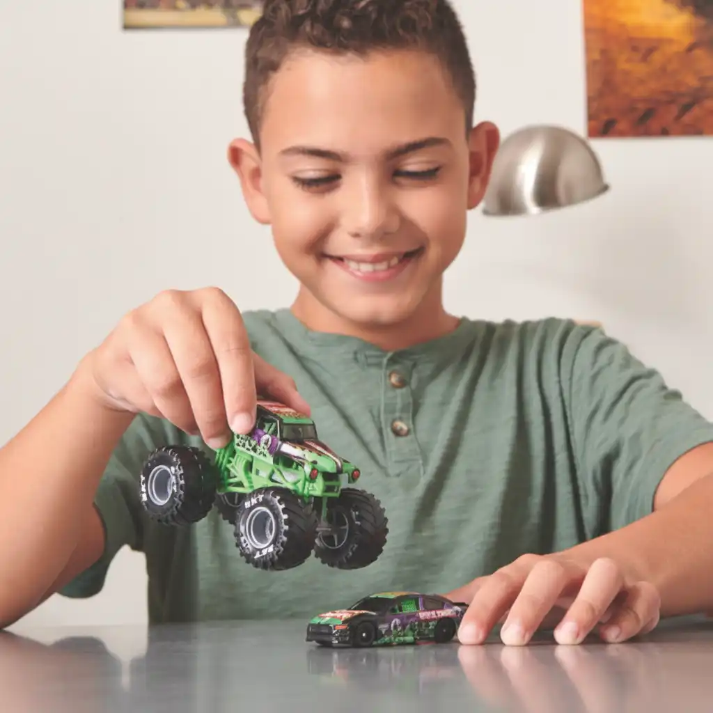 Endloser Spaß beim Erzählen eigener Monster Jam Geschichten.