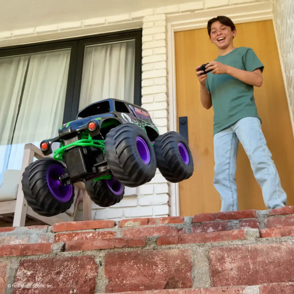 Erstellen Sie Ihre eigene Monster Jam Arena voller Hindernisse!
