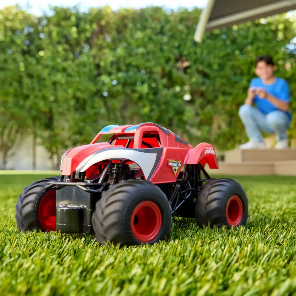 Baue deine eigene Stunt-Strecke für den Spider-Man Truck.