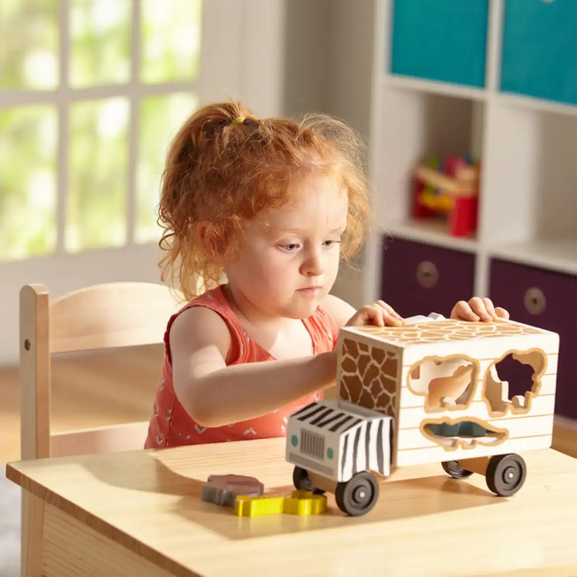 Sicherer Spielspaß mit natürlichen Materialien für kleine Kinder.