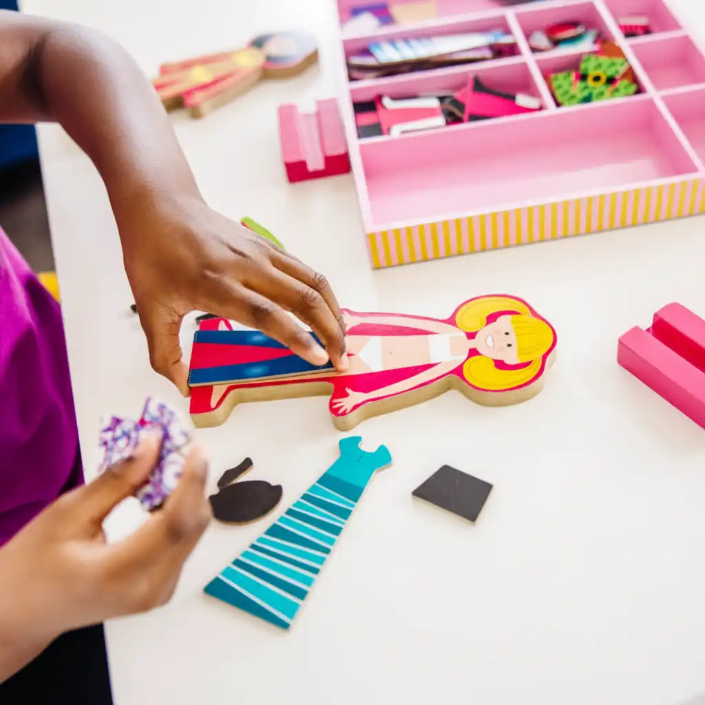 Praktische Holzbox für perfekte Ordnung im Kinderzimmer.