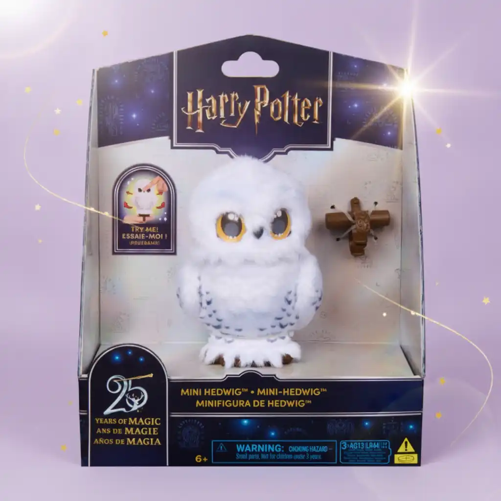 Hedwig reagiert auf jede Berührung mit Geräuschen und Bewegungen.