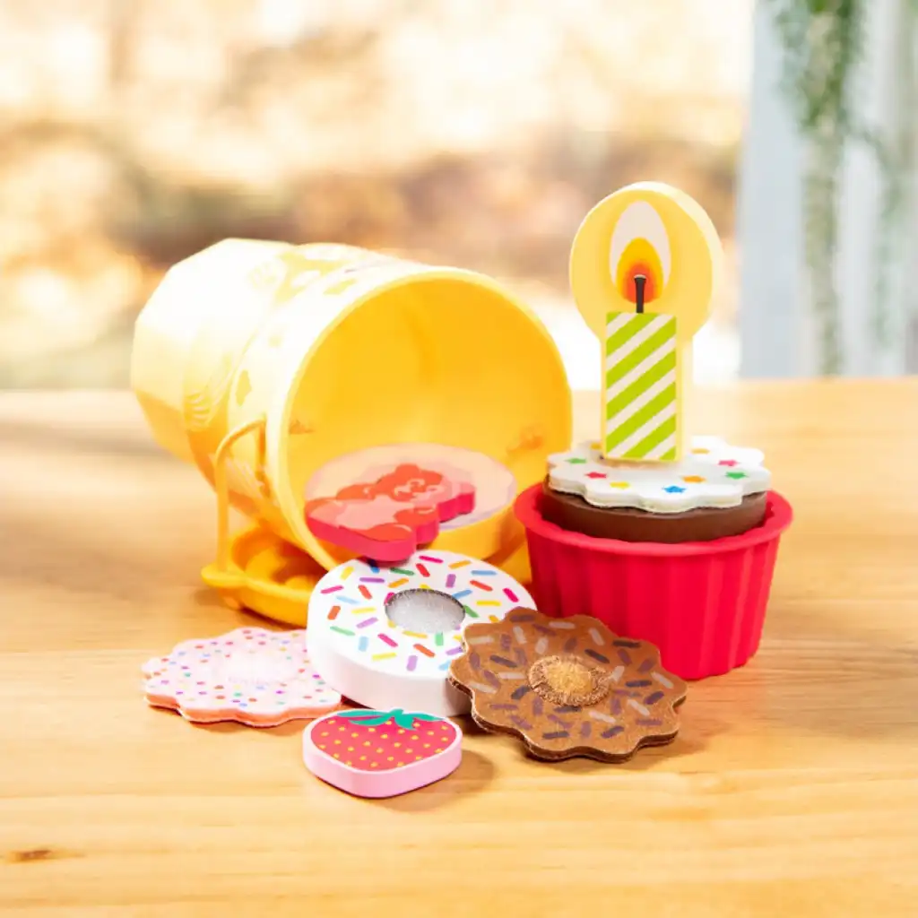 Alle Spielzeuge sicher in einem Becher aufbewahrt.