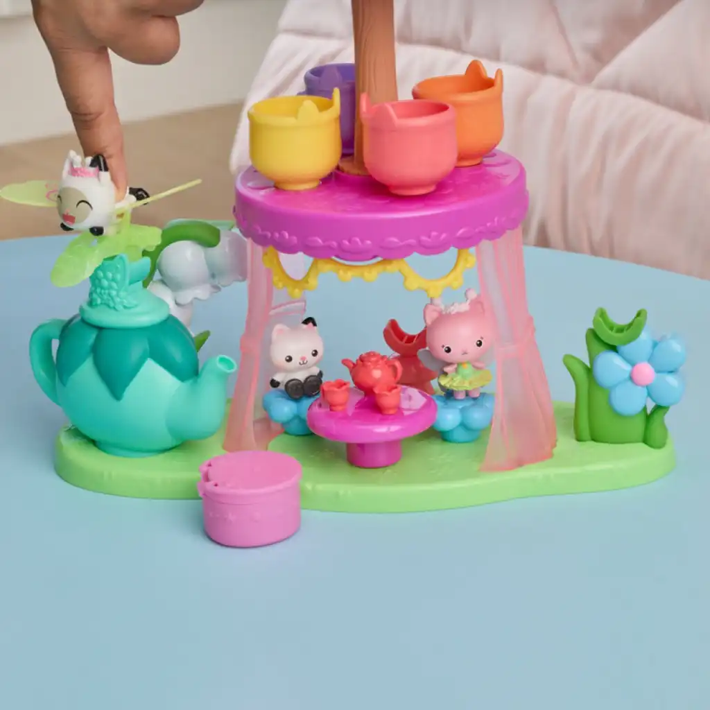 Entdecken Sie alle Geheimnisse des magischen Tee-Sets mit Gabby.