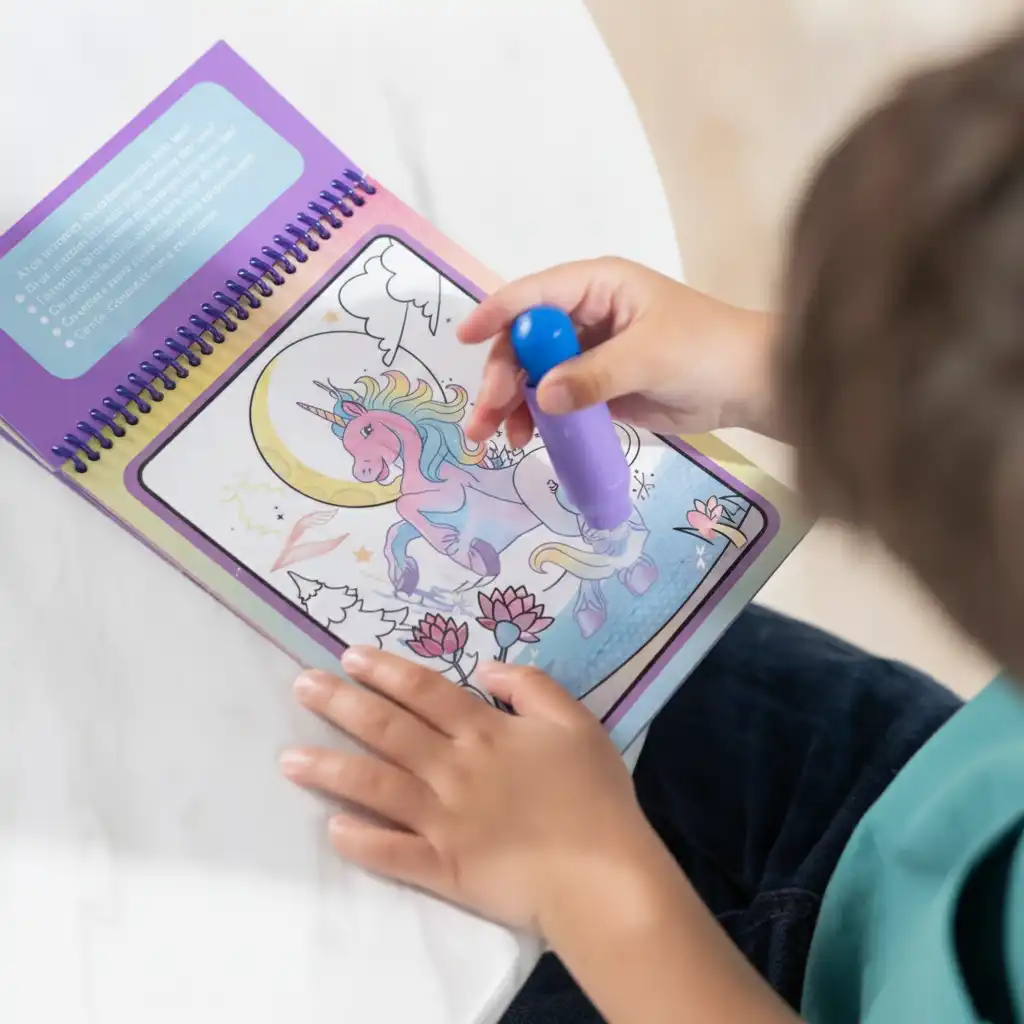 Der ergonomische Stift hilft Kindern, ihre ersten Malversuche zu verbessern.
